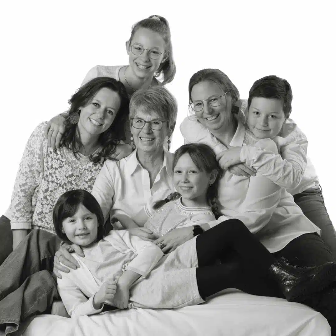 Une famille lors d'une séance de shooting photo à Visé (Liège). La grand-mère, les filles et les petits-enfants